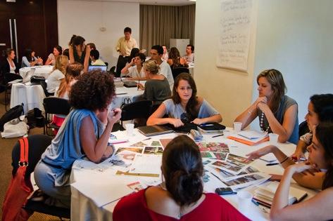 Moda, Estilo, Imagem e Marketing Este workshop permitiu aos participantes que conhecessem e vivenciassem o processo de construção de uma marca de Moda.