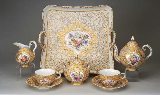 500 123 TÊTE-À-TÊTE, porcelana, decoração policromada flores e dourada sobre fundo ocre, marca nº 3 (1836-1851)