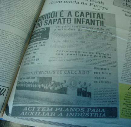 23 Figura 1.3 Página do jornal com o título Birigüi é a capital do sapato infantil, em 1971. Fonte: JE (1982).