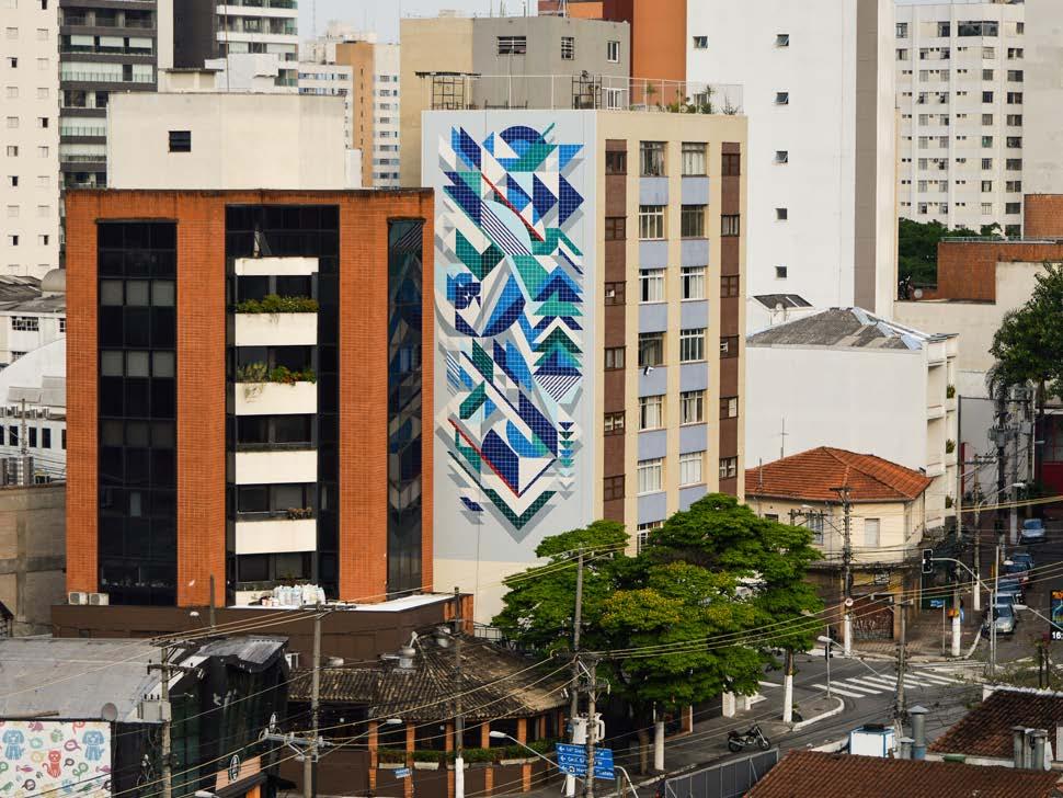 A partir de uma forte ligação com o grafite e com a cidade, o grupo formado em 2010 pelos designers Bruna Vieira e João Tolentino, e pelos arquitetos Diego Uribbe, Duke Capellão e Rodrigo Kalache,