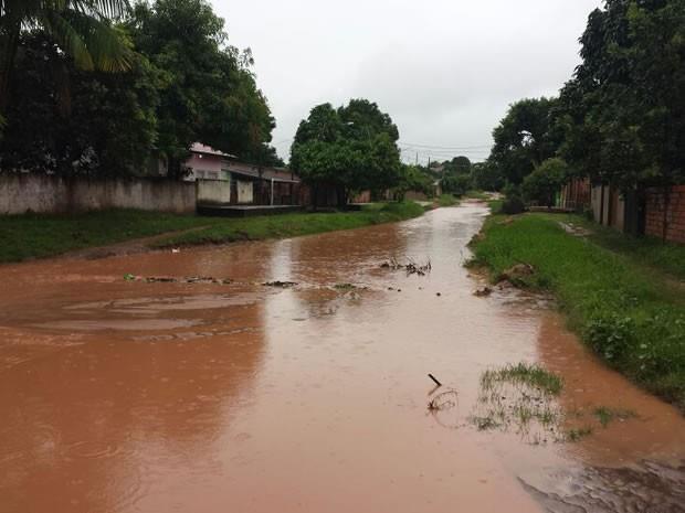 Fernando Guilhon, na zona oeste do município, região que mais vem se modificando nos últimos anos, surgiu uma invasão, em meados de 2009, que passou por duas reintegrações de posse, entretanto em