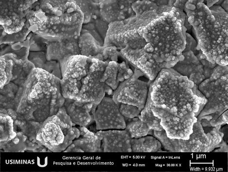 É possível visualizar as partículas constituintes do filme resultante desse pré-tratamento, com o ZrO aparecendo como pequenos aglomerados de partículas redondas e de tamanho uniforme, Figura 4a, 4c
