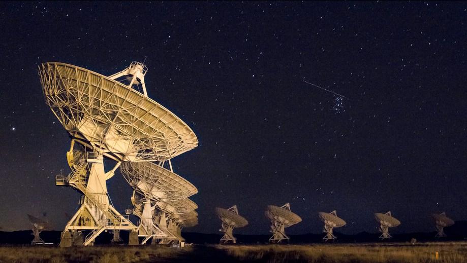 VLBI - Very Long Baseline Interferometry Usa a diferença de tempo que as ondas de rádio, extraterrestres, levam para atingir as diversas antenas; Antenas distâncias;