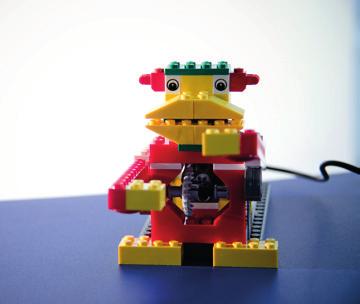 Construir um robô com peças Lego, usar sensores, motores, rodas dentadas, correias, alavancas, engrenagens e conceitos de física pode ser uma experiência inesquecível.