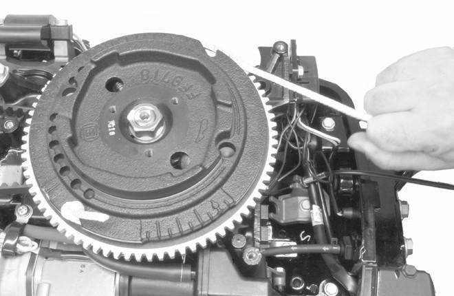 OPERAÇÃO 3. Remov e gurde s ferrgens que fixm o motor de rrnque com rebobinmento. Solte o motor de rrnque com rebobinmento e fste-o pr o ldo. 31984 - Motor de rrnque com rebobinmento 4.