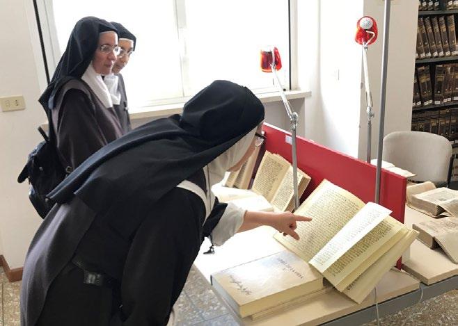 Reunião das Carmelitas Descalças italianas no Teresianum Mais de trinta irmãs carmelitas descalças, encarregadas da