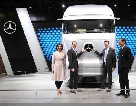 O protótipo Mercedes-Benz Future Trucks 2025 é a principal estrela do stand do construtor alemão e antecipa algumas das tendências visuais e técnicas dos veículos pesados de mercadorias para próxima