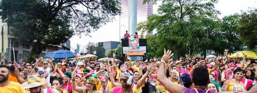 Patrocínio 2017/2018 COTA AMIGOS DO BLOCO 2 PULSEIRAS DE ACESSO AO CAMINHÃO DO DESFILE/ CORDA DA BATERIA 2 INGRESSOS DE ACESSO GRATUITO A TODOS OS EVENTOS DO BLOCO PREVISTOS NESTE