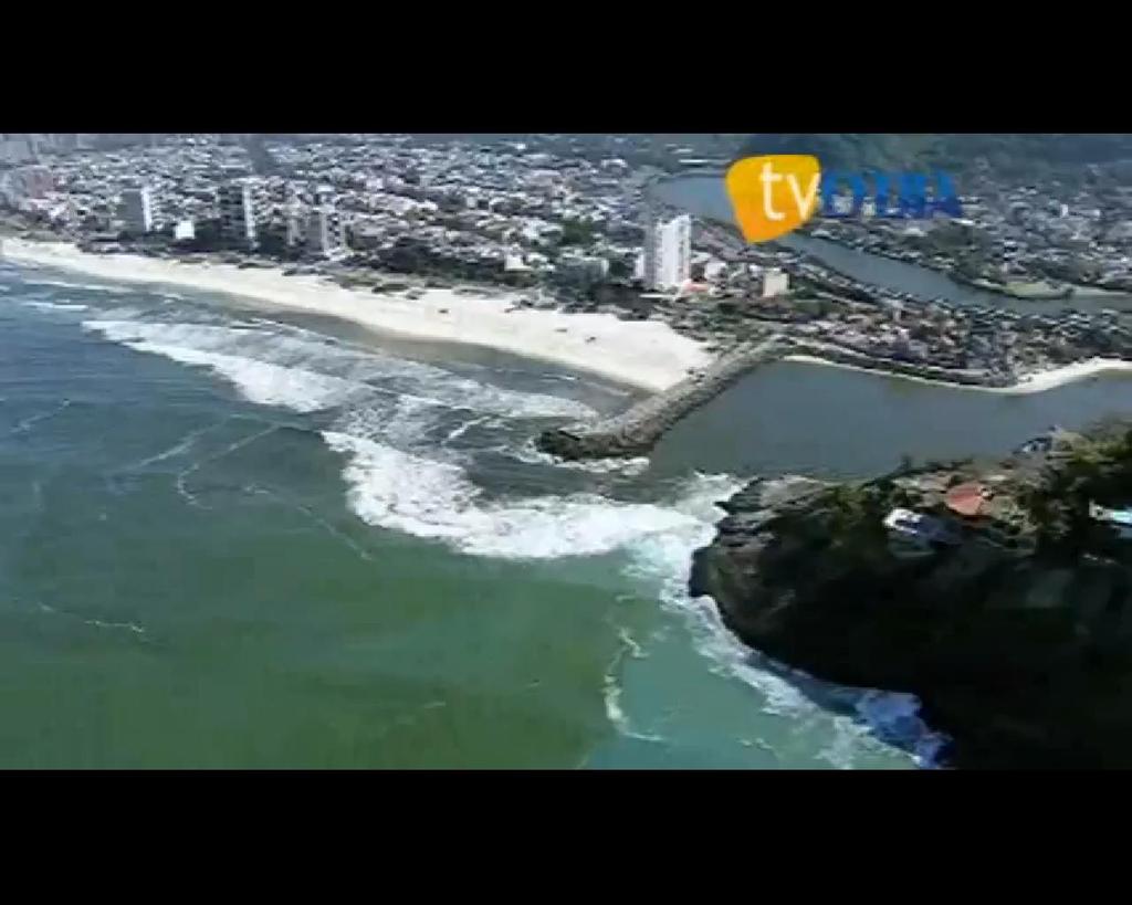 O quebra-mar da Barra da Tijuca tem barrado o movimento de areia no processo litorâneo, mantendo livre a entrada do canal, muito diferente do que acontece no Canal do Jardim de