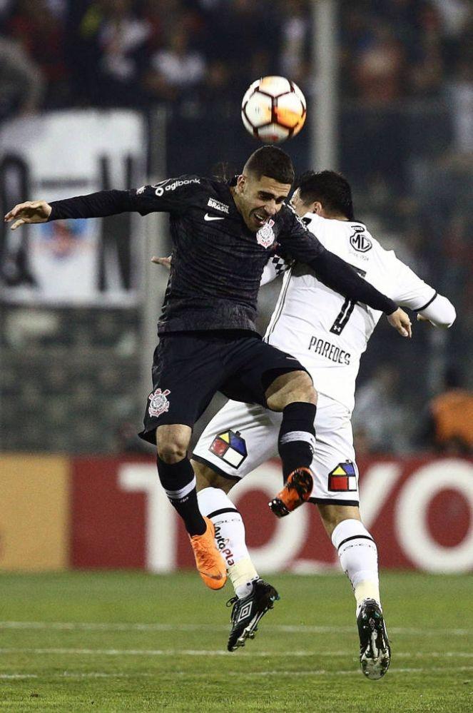 Timão perde jogo de ida no Chile (Foto: Cláudio Reyes/AFP) O Corinthians teve uma atuação muito abaixo da crítica na noite desta quarta-feira e só não viu sua chance de passar às quartas de final se