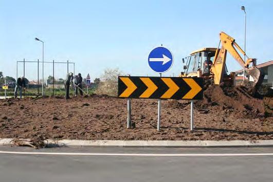 sul da confluência da Rua Caminho das Remolhas com a Avenida da Cidade de Newark; Execução de suportes metálicos para apoio a exposições nos espaços Municipais; Instalação de tubagem do sistema de