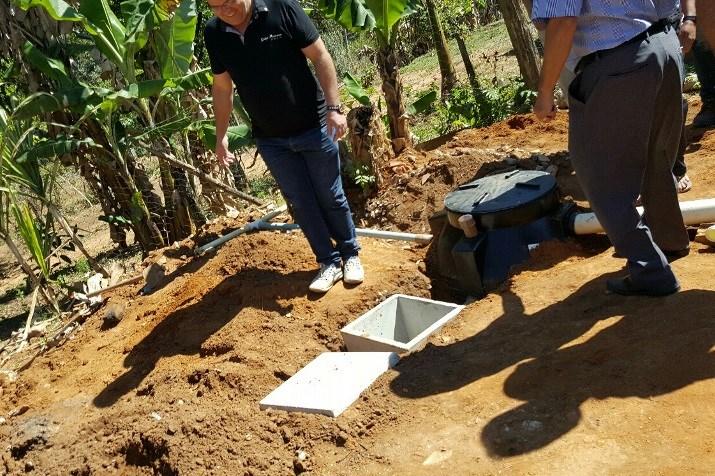 Ambas as situações prejudicam a saúde e o meio ambiente, contaminando lençol freático, córregos e o solo.