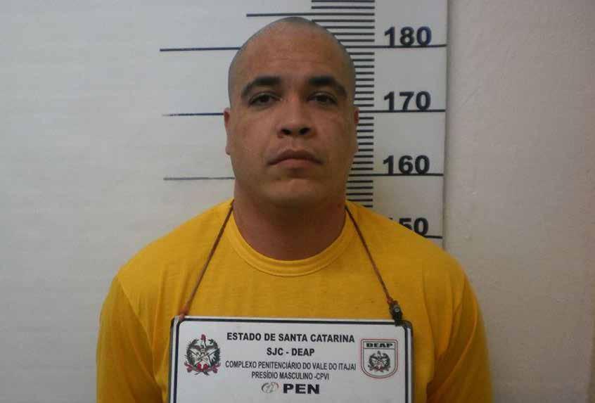 2 cotidiano Goiânia, 9 de Fevereiro de 2019 Líder do Comando Vermelho em Goiás pede soltura à Justiça O líder do Comando Vermelho em Goiás, André Luiz de Oliveira Lima, de 37 anos, o Andrezinho, quer