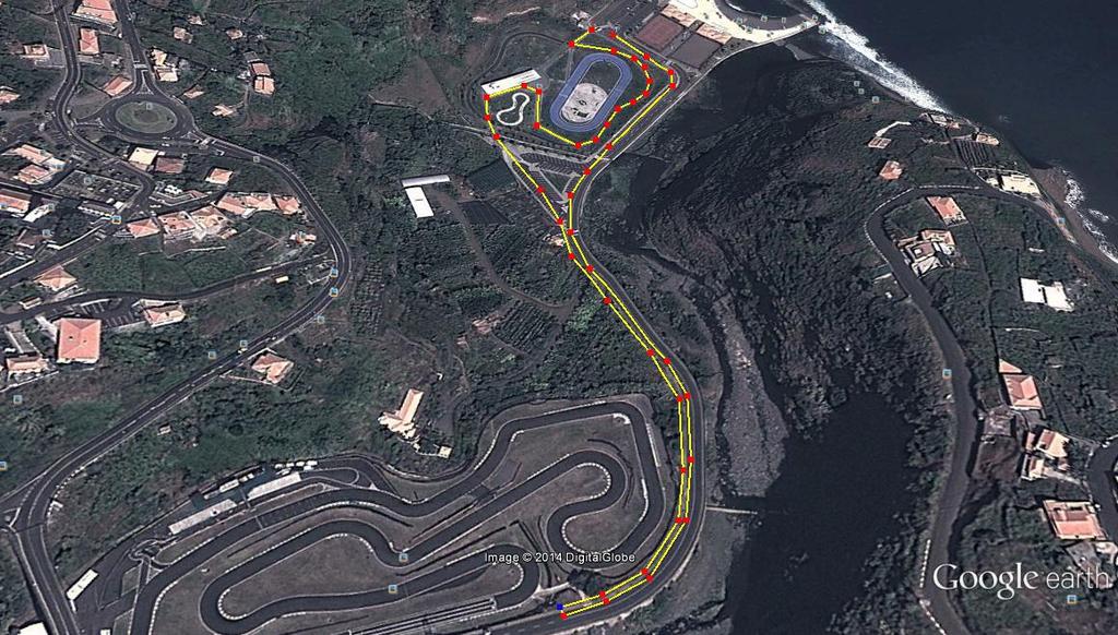 em seguida em direção descendente ao retorno situado junto ao parque de transição, onde completam a primeira das oito voltas do segmento.