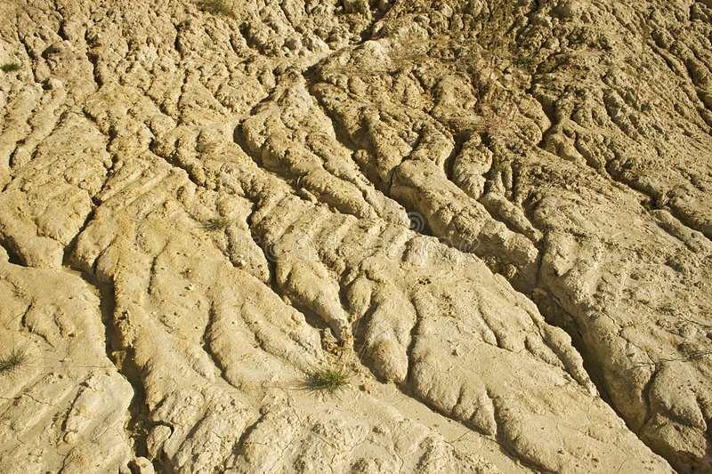 DEGRADAÇÃO DOS SOLOS A erosão do solo - ocorre naturalmente pela ação das águas das