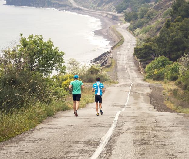 Faça exercícios regularmente O sedentarismo e a obesidade podem contribuir muito para as complicações na coluna.