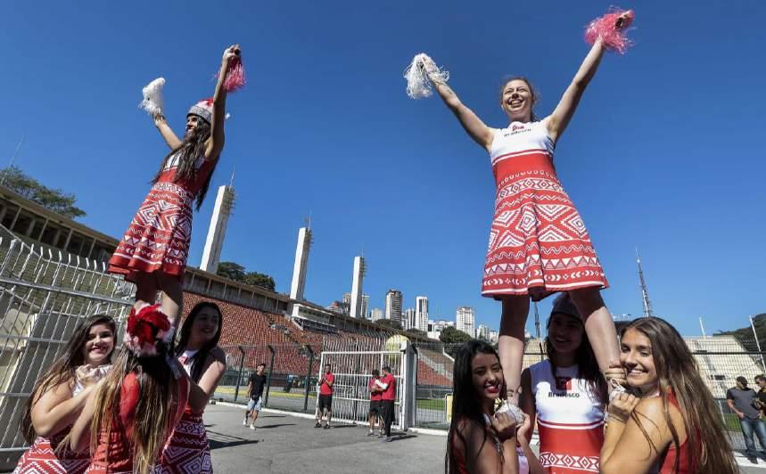 cheerleaders e bateria, que