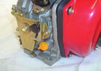 3 - Desmonte o tampão sobre a tampa das válvulas (se equipado) e introduza 2 ml de óleo de motor. Após, recoloque o tampão.