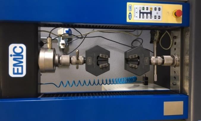 Todos os ensaios foram realizados na temperatura ambiente. A Figura 9 mostra a realização do ensaio de tração na máquina de ensaios. Figura 9. Montagem para realização dos ensaios mecânicos.