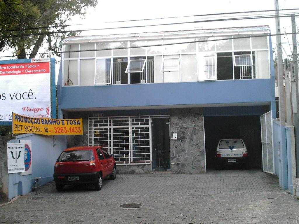 2. DESCRIÇÃO DO LOCAL DO ESTÁGIO A Clínica Veterinária Pet Social (FIGURA 1), localiza-se na Rua Almirante Tamandaré, número 1293, no bairro Alto da Rua XV.