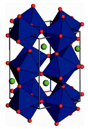 CAPÍTULO 1. MANGANITAS 9 Figura 1.4: Estrutura cristalina real distorcida da Manganita LaMnO 3. Observa-se o tilting coletivo dos octaedros ao longo de todos os planos cristalinos. 1.4 Orbitais 3d Vimos pela discussão anterior que o correto entendimento dos orbitais é relevante para a discussão das propriedades eletrônicas e também da estrutura cristalina.