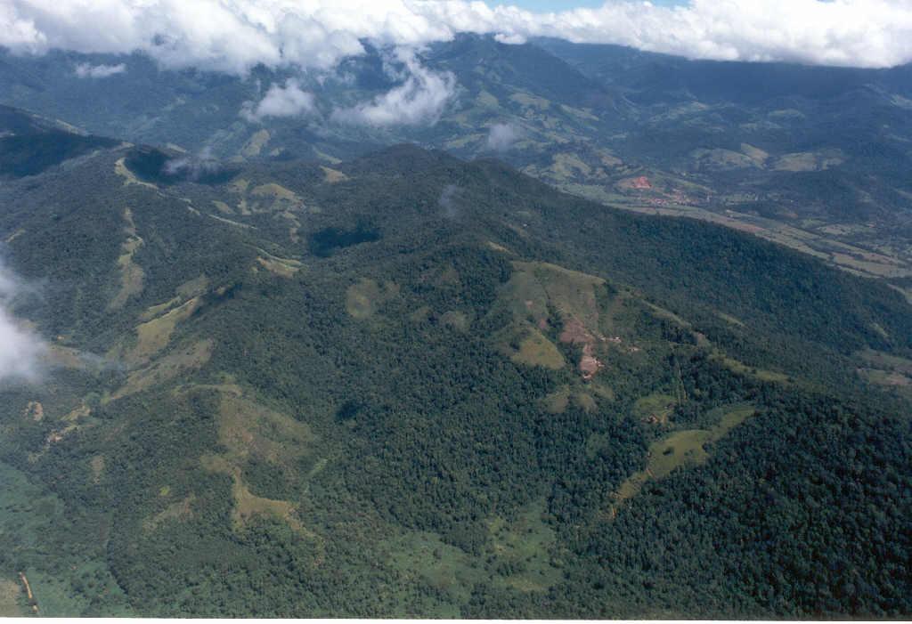 e Aspecto do relevo de Montanhas e Morros (MHM) da zona de cabeceira (alto curso) da bacia do Rio Mateus Nunes, local onde são sustentados por granitos.