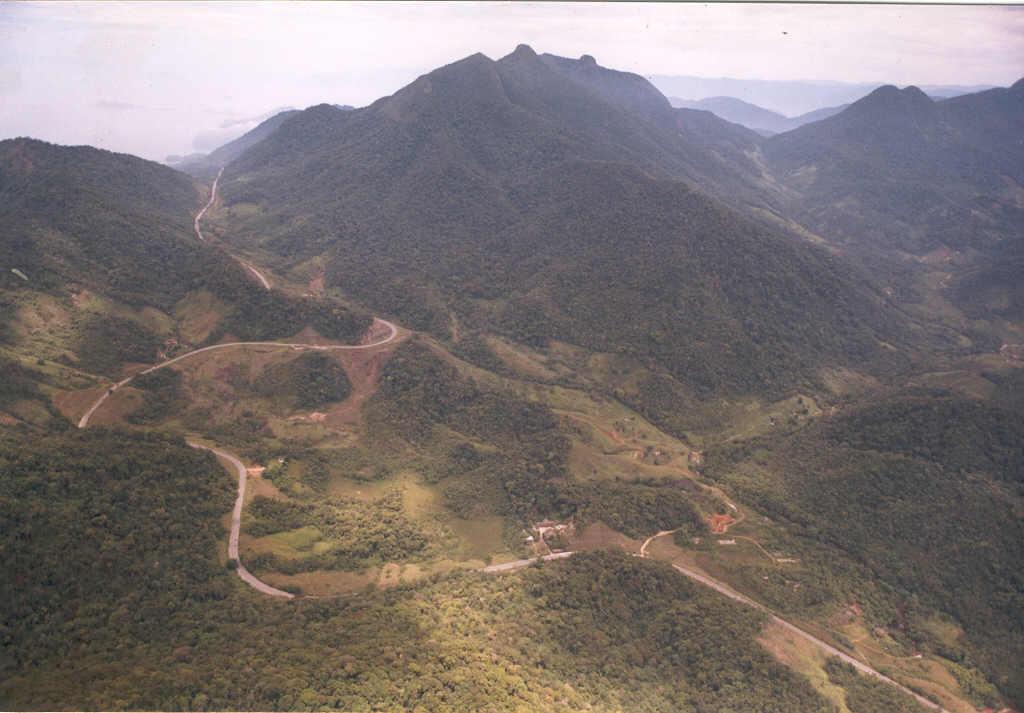 Bacia Hidrográfica do Rio Parati-Mirim Foto P-1 Serra de Parati, que limita a sul a APA do Cairuçu.