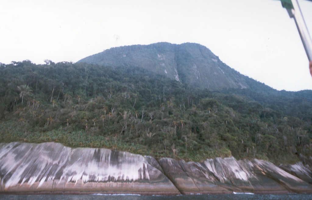 Foto I 14 Aspecto da vertente rochosa do Pico do Cairuçu que chega ao mar nesta porção do relevo.