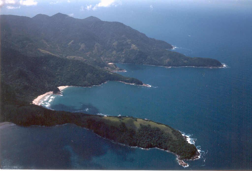 1.d Visão da Ponta Negra (ao fundo), dando origem a uma costa bastante recortada com formação de praias