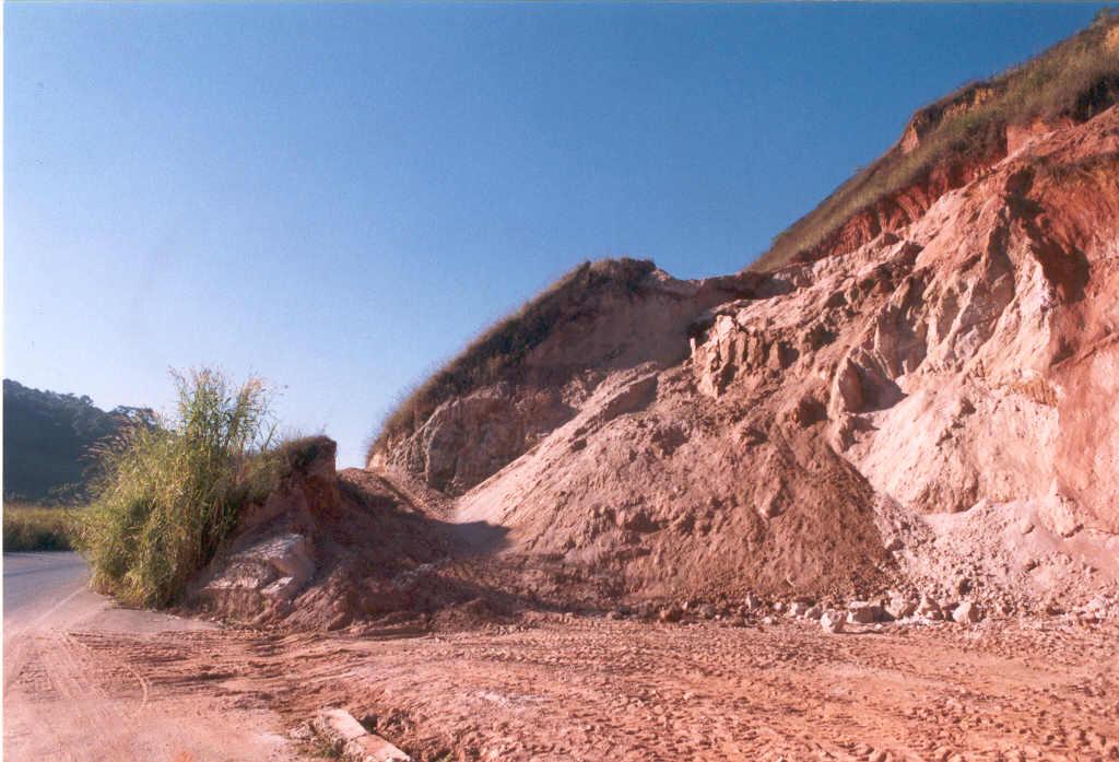 Foto III-10 Antiga área de empréstimo sem recuperação adequada sofrendo erosão, estando um pouco afastada