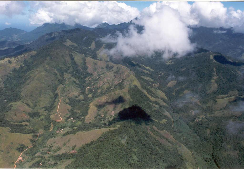 Bacia Hidrográfica do Rio dos Meros Foto N-1 O relevo de Montanhas e Morros (MHM) em toda a APA