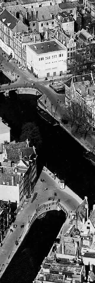 PRINSENGRACHT, 1949 Prinsengracht nº 263 Esta vista transversal mostra o Prinsengracht, nº 263 mobilado, tal como era durante o tempo em que funcionava como esconderijo.