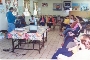 11 PROJETO ESCOLA NO CAMPO Treinamento em São Miguel das Missões Treinamento em Mato Queimado Treinamento na Buriti (Santo Ângelo) Secretário de Administração Julio César Terra Dias falou da