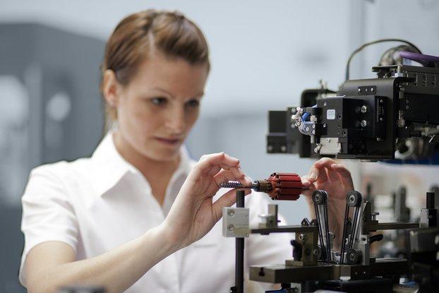 1/5 DÜRR NEWS Os métodos de precisão utilizados no laboratório de teste da Schenck RoTec para máquinas de balancear foram credenciados e são adequados especificamente para atender os diversos tipos