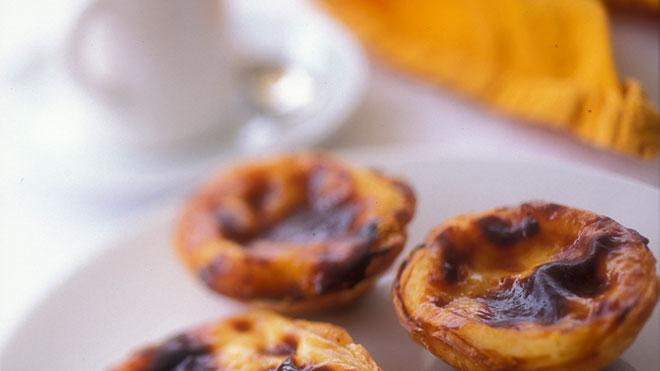 Daí que o vinho do Porto seja desde há séculos um grande embaixador de Portugal, hoje em dia acompanhado por outros produtos genuinamente portugueses, como o pastel de nata e a doçaria conventual, a