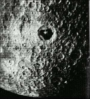 A imagem da Lua chega à Terra por partes e é recomposta.