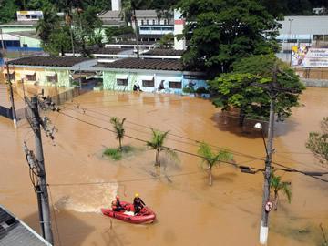 Enchentes na Paraíba em 15/07/2011 FONTE: Defesa Civil da Paraíba. Noticia de um jornal regional: Defesa Civil da Paraíba informou que duas crianças morreram,13.654 pessoas estão desalojadas e 1.
