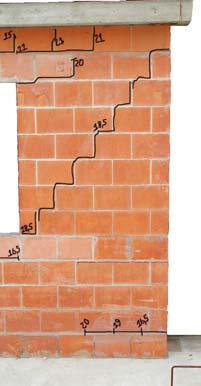 Quanto à parede P1 verificou-se o surgimento de fissura horizontal em sua base aos 2 kn, a qual pode ser atribuída não só ao prolongamento da fissura diagonal do lintel, mas também à atuação de