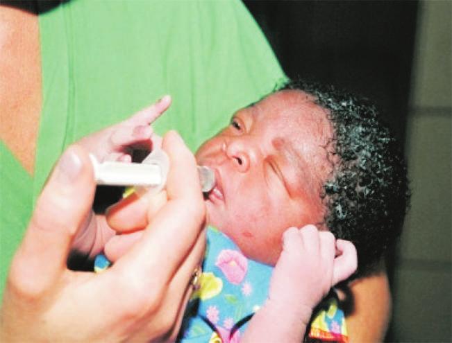 Figura 6: Criança recém-nascida tomando ARV para profilaxia (Fotografia extraída da apresentação da EGPAFF nas directrizes da OMS 2010 Janeiro de 2011) Para uma criança que está sendo amamentada, a