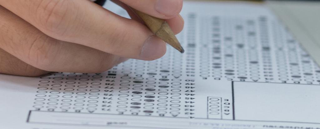 6. A ATENÇÃO NO PROCESSO DE APRENDIZAGEM A atenção é uma função cognitiva que permite o indivíduo selecionar, em um determinado momento, o estímulo mais relevante e significativo dentre os vários