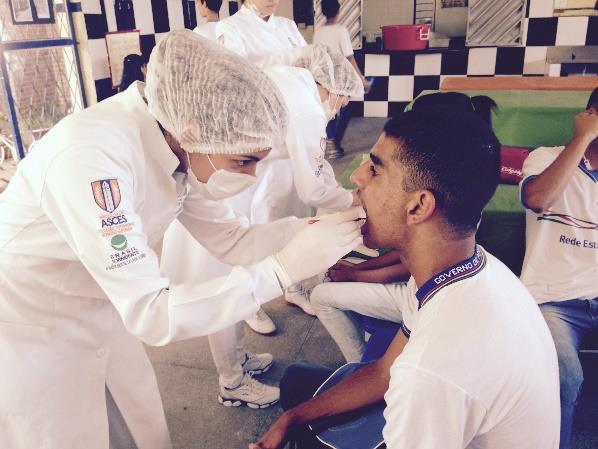 89 Nesta etapa, os estudantes foram treinados quanto ao diagnóstico clínico da cárie dentária e ao preenchimento das fichas de exame epidemiológico.