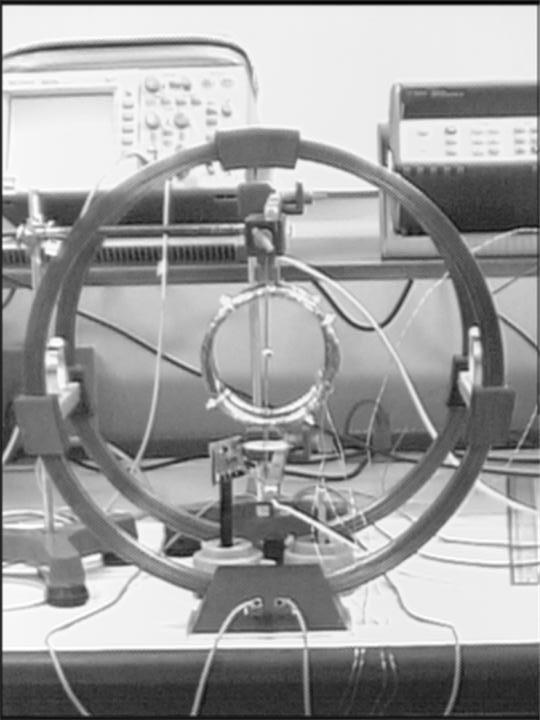 Figure 1: Bobinas de Helmholtz do experimento. de rotação do pêndulo.