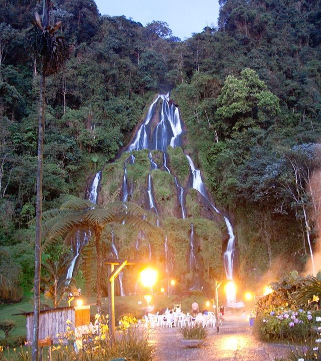 Santa Rosa de Cabal DIA 6 EIXO CAFEEIRO T E R M A S D E S A N T A R O S A Neste dia, um guia local e um motorista os buscarão no hotel para início do trajeto de aproximadamente uma hora até as termas