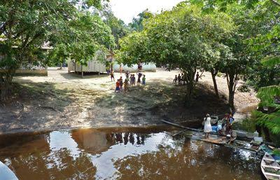 Cachoeira do rio Pauini 4º dia: Rio Jauaperi / Igarapé do Matias Navegação pela Encosta dos Pássaros, até a vila de Moura, que é a maior comunidade do Rio Negro, com cerca de 700 habitantes.