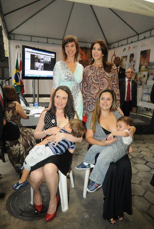 A princesa Mary (no alto, à direita), a atriz Maria Paula e mães que são funcionárias no IFF em evento de promoção de doação de leite materno mentação.