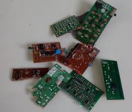 As placas de circuito impresso (PCI s) foram obtidas por doações, totalizando 2 Kg, oriundos de computadores e outros aparelhos eletrônicos descartados.