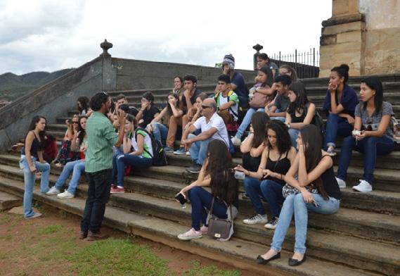 Figura 5 Apresentação da Praça Minas Gerais aos alunos pelo guia de turismo.