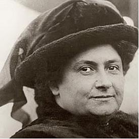 A educadora Maria Montessori (1870-1952) -Maria Montessori enfatizava sempre três valores que norteavam uma ação pedagógica: a criança, o ambiente e o educador.