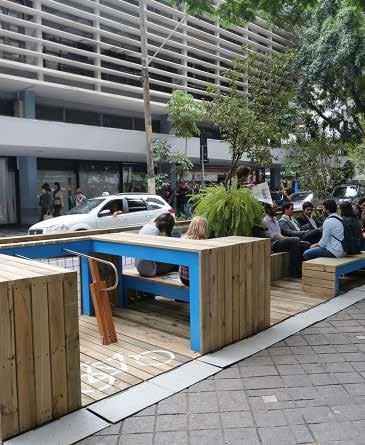 Ao mesmo tempo que o parklet restringe o estacionamento dos carros, ele permite o uso do espaço de forma democrática por pedestres,