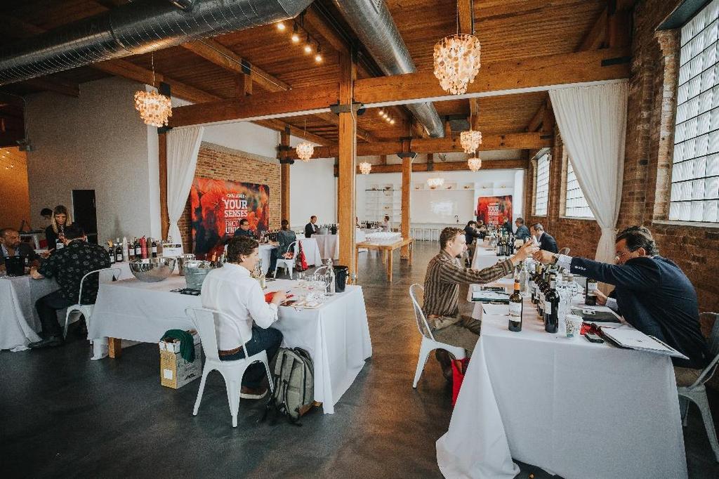 O EVENTO: Espaço intimista, localizado num loft urbano em Chicago. A prova e as reuniões foram realizadas na Boutique Bites, no Fulton Market District de Chicago.